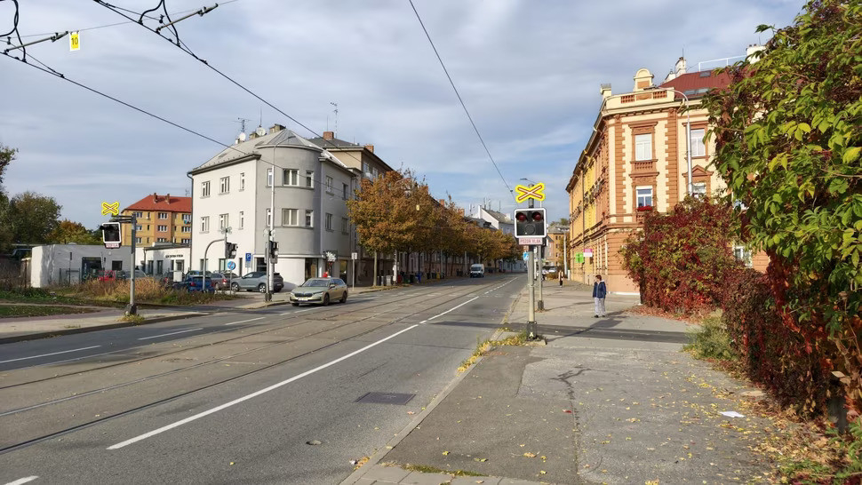 Přejezd ve Wolkerově ulici se opravuje