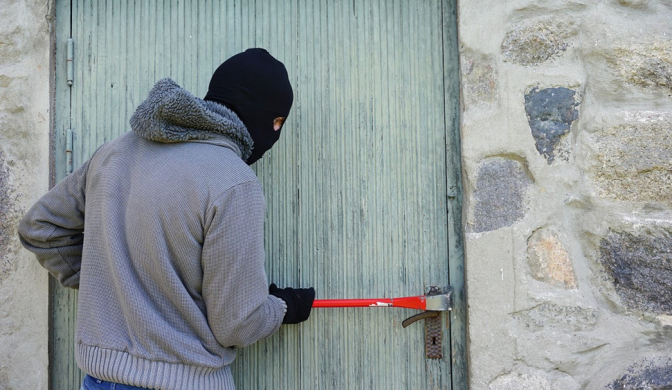 Policisté zadrželi muže v Majetíně přímo při vloupání