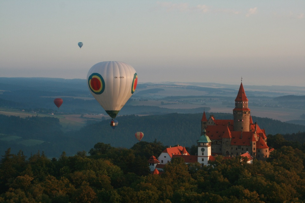 Balóny nad Bouzovem jsou tady. Poletíte?