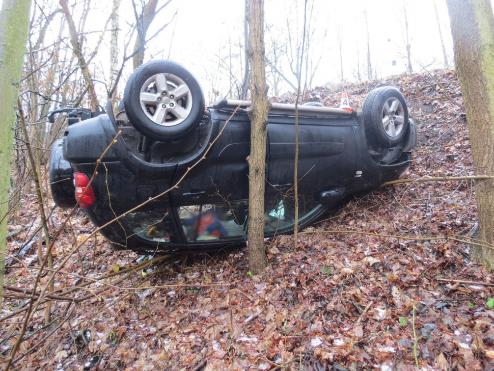 Mezi Hrabenovem a Šumperkem skončilo auto na střeše