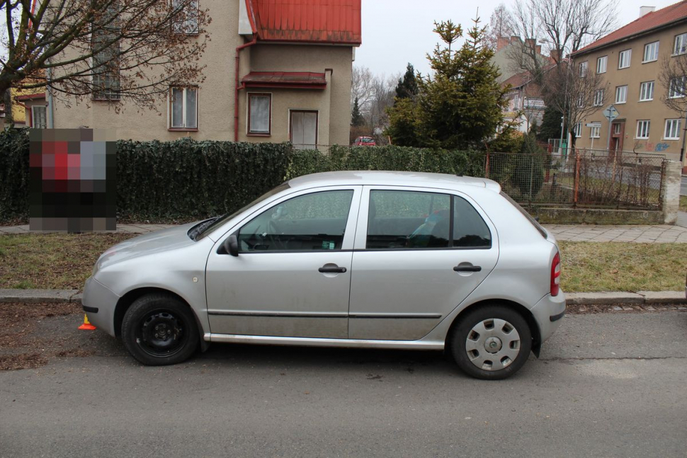 Opilá řidička si poničila auto o obrubník