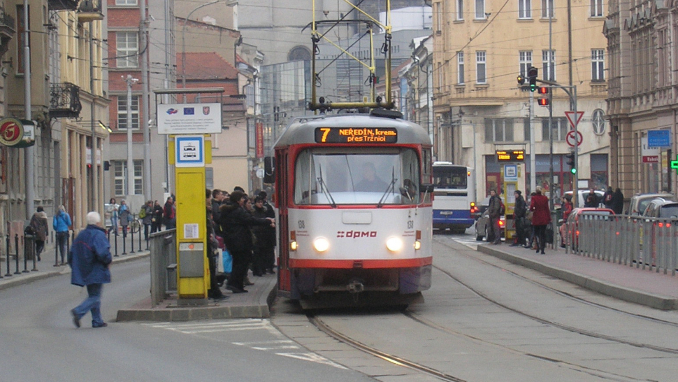 Pomočený opilec z tramvaje skončil na záchytce